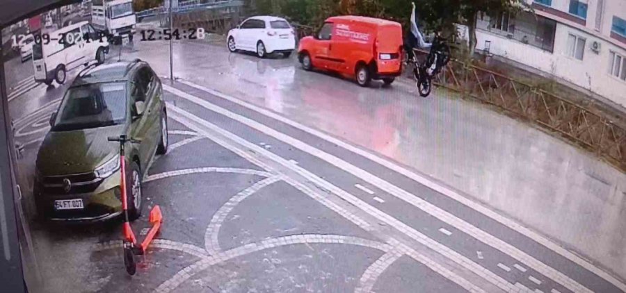 Motosikletliye Takla Attıran Kaza Kamerada