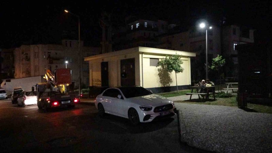 Park İçindeki Elektrik Telleri Alev Alev Yandı, Mahallede Korku Dolu Anlar Yaşandı