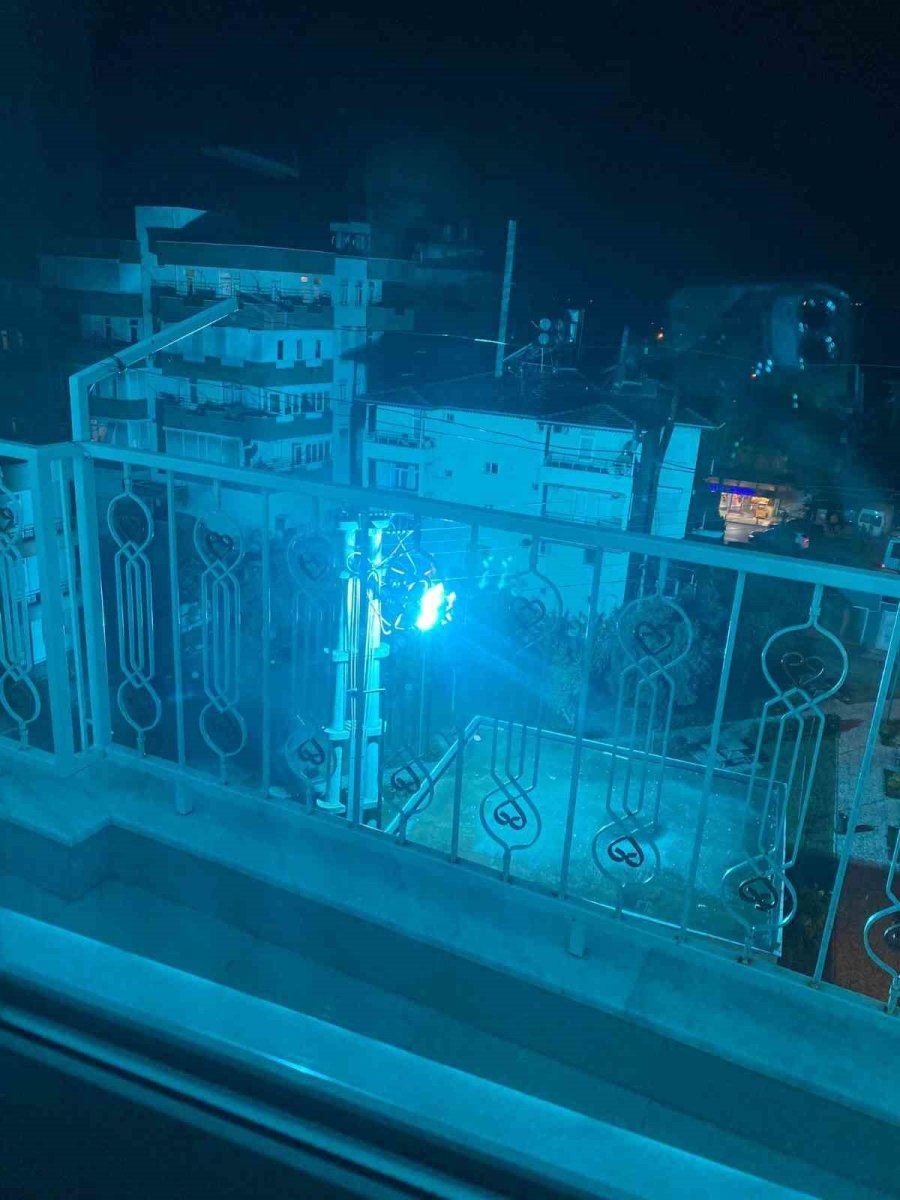 Park İçindeki Elektrik Telleri Alev Alev Yandı, Mahallede Korku Dolu Anlar Yaşandı