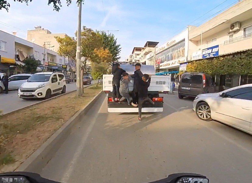 Mersin’de Kamyonetin Arkasına Asılan Çocukların Tehlikeli Yolculuğu