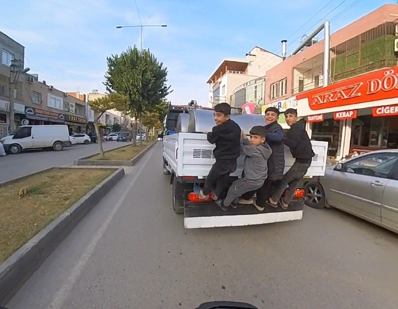 Mersin’de Kamyonetin Arkasına Asılan Çocukların Tehlikeli Yolculuğu