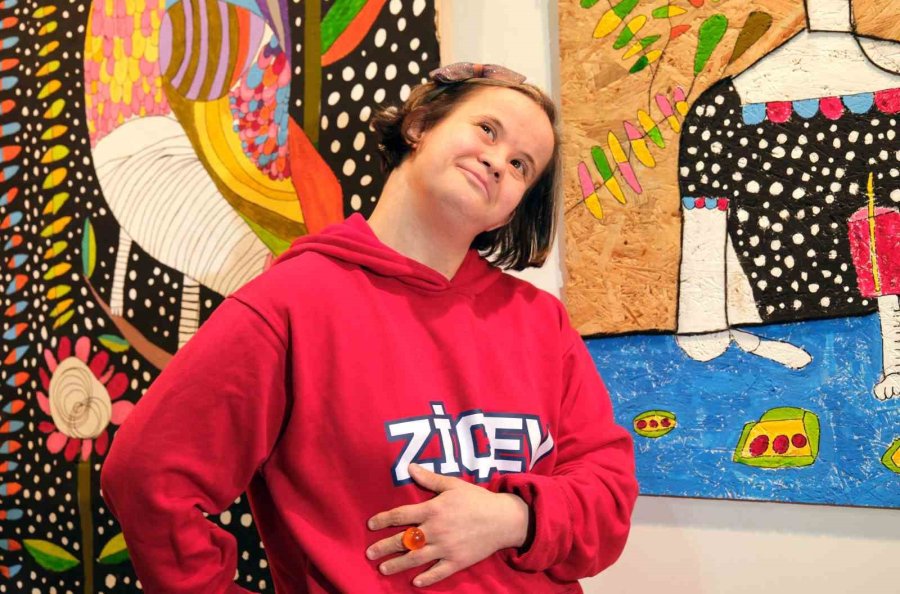 Down Sendromlu Ressam Kalbindekileri Tuvale Aktarıyor