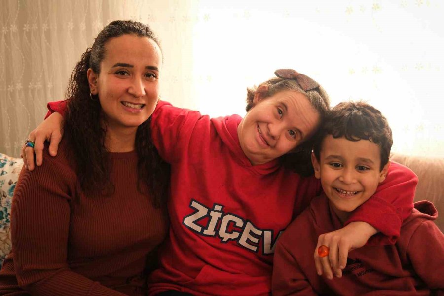 Down Sendromlu Ressam Kalbindekileri Tuvale Aktarıyor