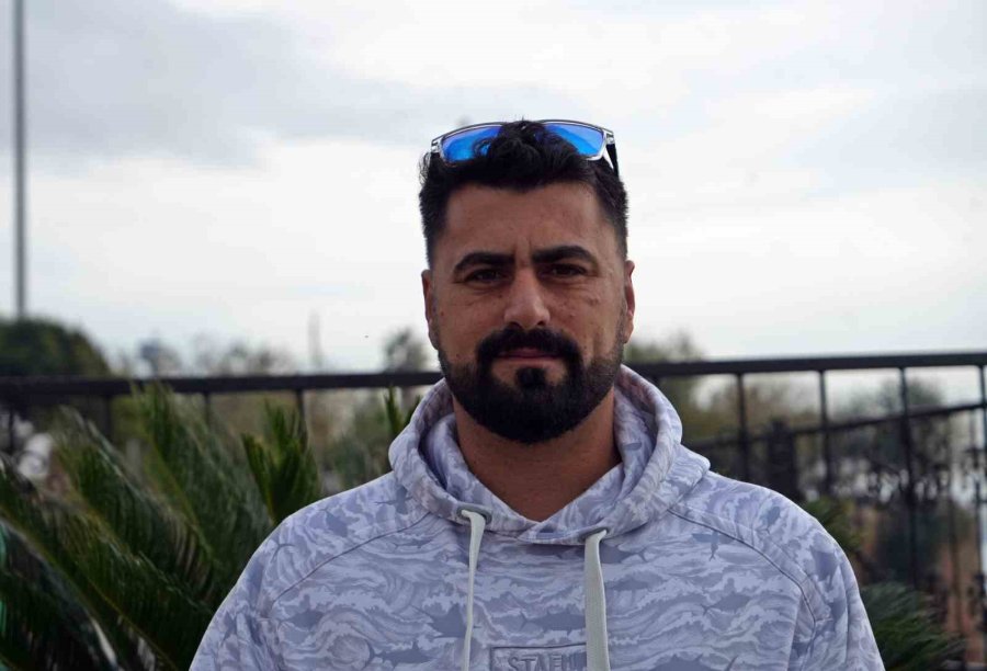 Tuttuğu Boyu Kadar Köpek Balığını Sahilde Kucaklayıp Denize Bıraktı