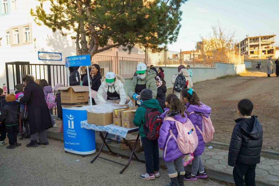 Tepebaşı’ndan Çocuklara Gıda Desteği Sürüyor