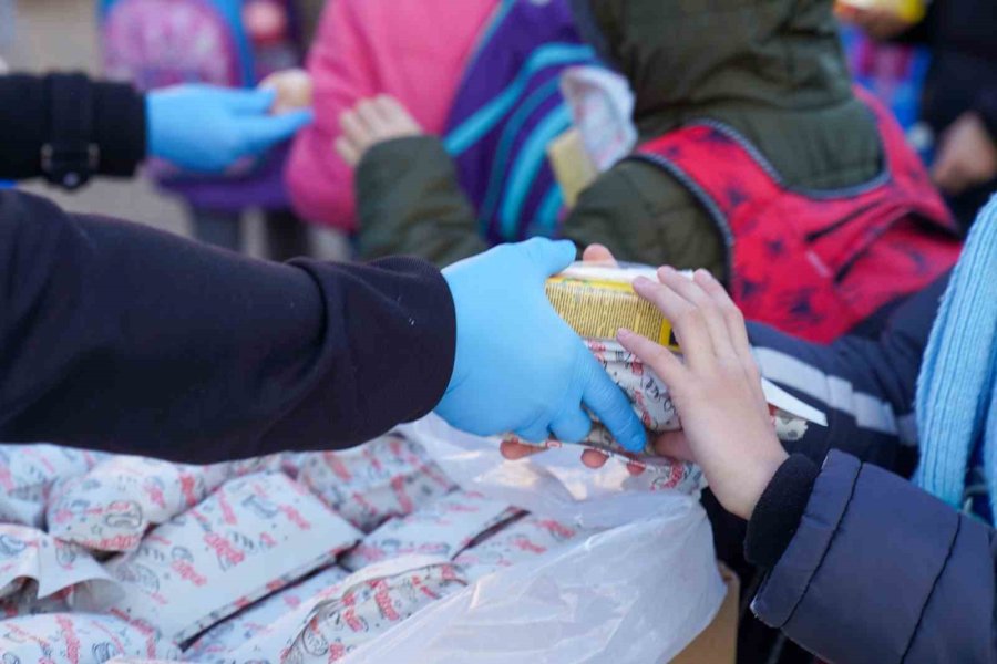 Tepebaşı’ndan Çocuklara Gıda Desteği Sürüyor