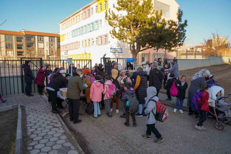 Tepebaşı’ndan Çocuklara Gıda Desteği Sürüyor
