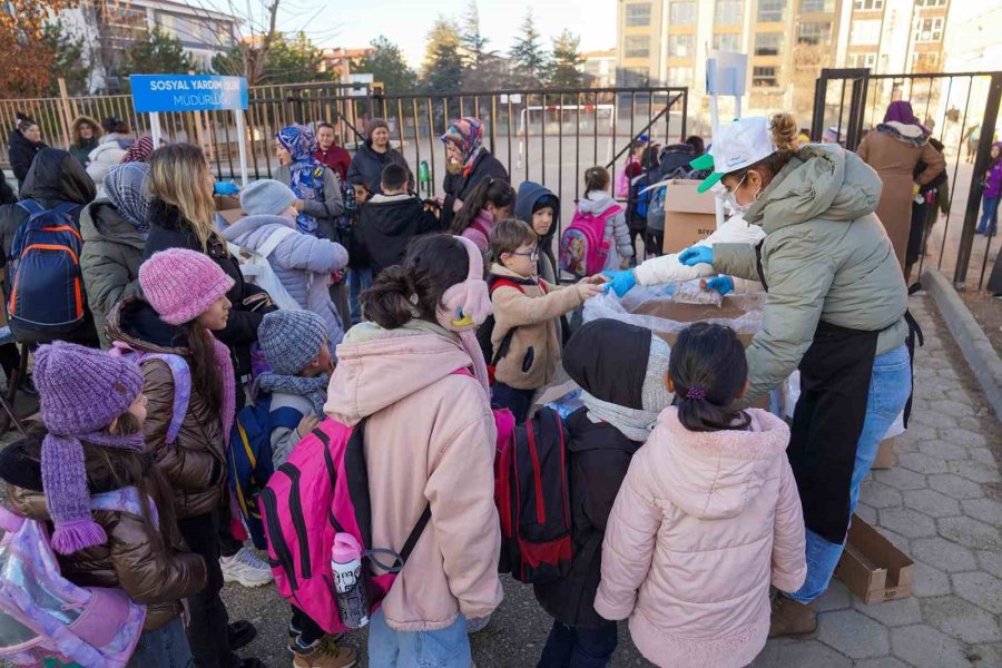 Tepebaşı’ndan Çocuklara Gıda Desteği Sürüyor