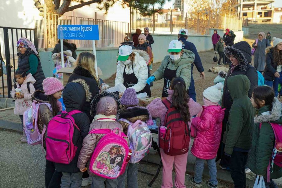 Tepebaşı’ndan Çocuklara Gıda Desteği Sürüyor