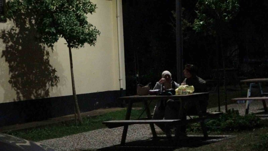 Park İçindeki Elektrik Telleri Alev Alev Yandı, Mahallede Korku Dolu Anlar Yaşandı