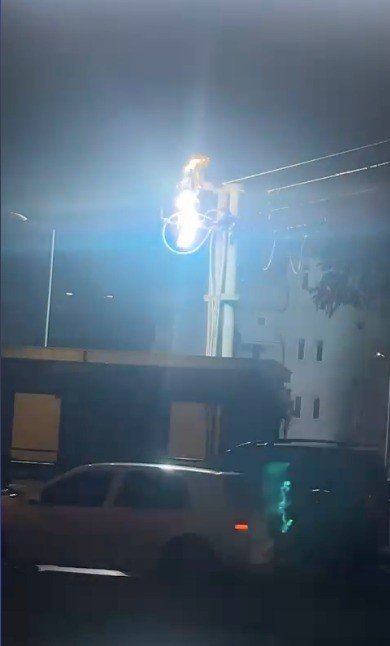 Park İçindeki Elektrik Telleri Alev Alev Yandı, Mahallede Korku Dolu Anlar Yaşandı