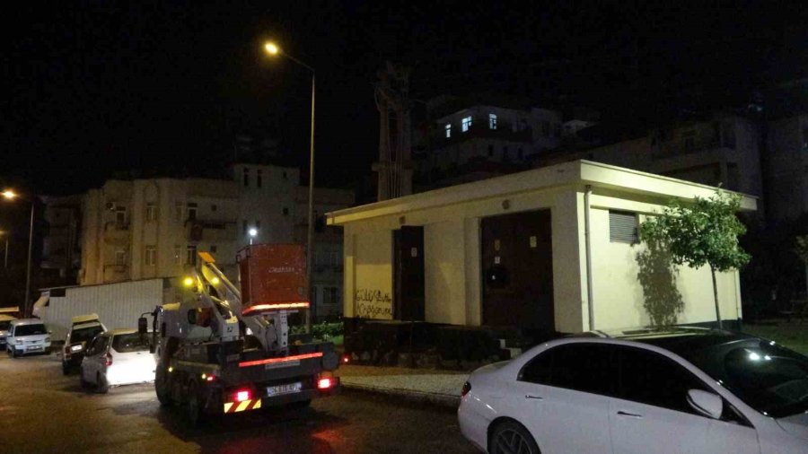 Park İçindeki Elektrik Telleri Alev Alev Yandı, Mahallede Korku Dolu Anlar Yaşandı