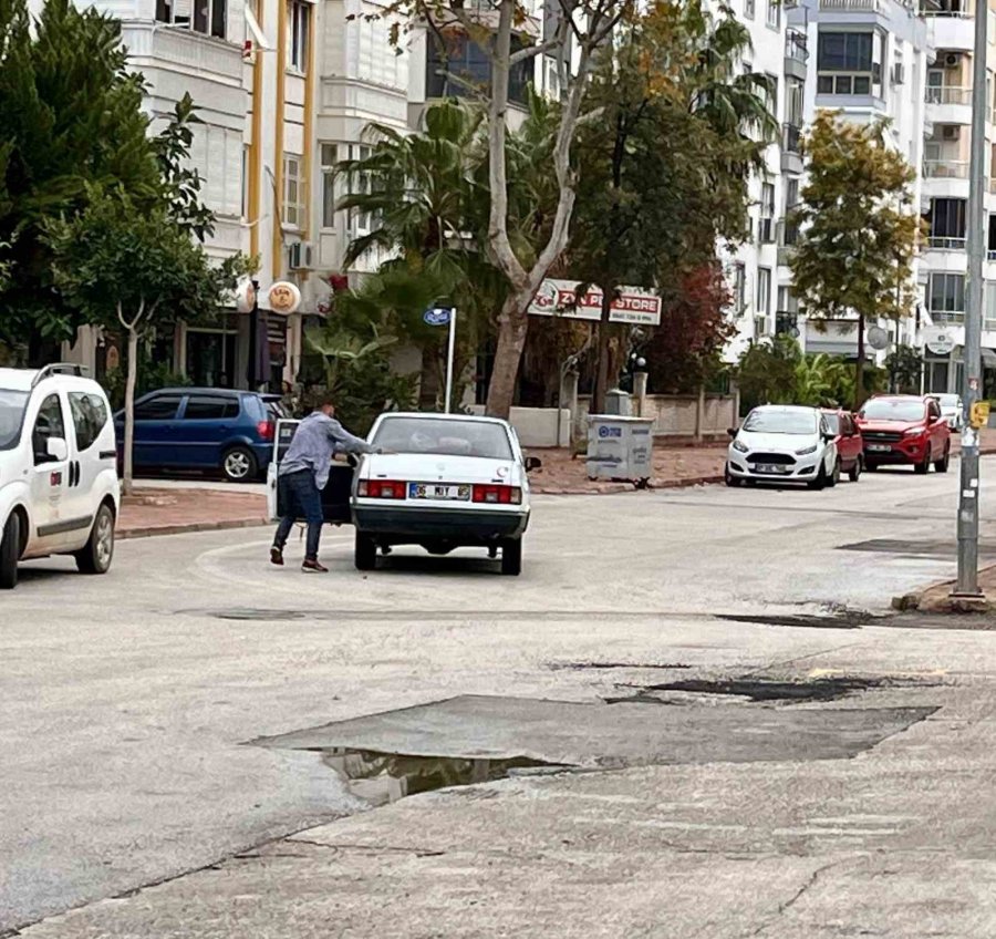 Pazar Yerini Mesken Tuttu, Polis Müdahale Edince Öfkesini Aracından Çıkardı