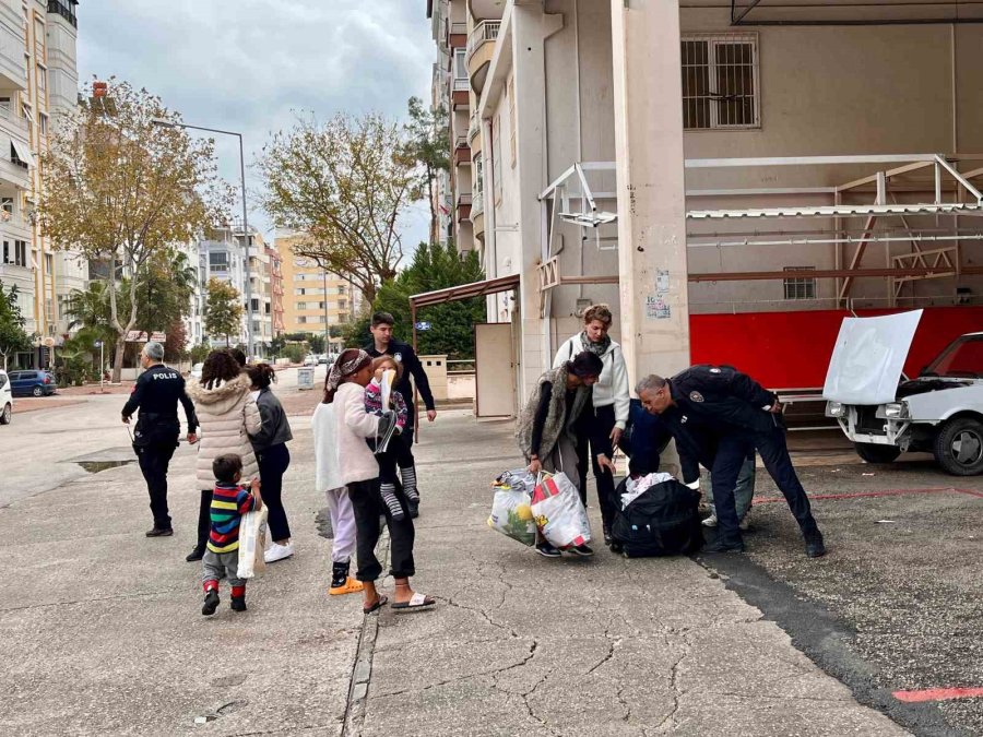 Pazar Yerini Mesken Tuttu, Polis Müdahale Edince Öfkesini Aracından Çıkardı