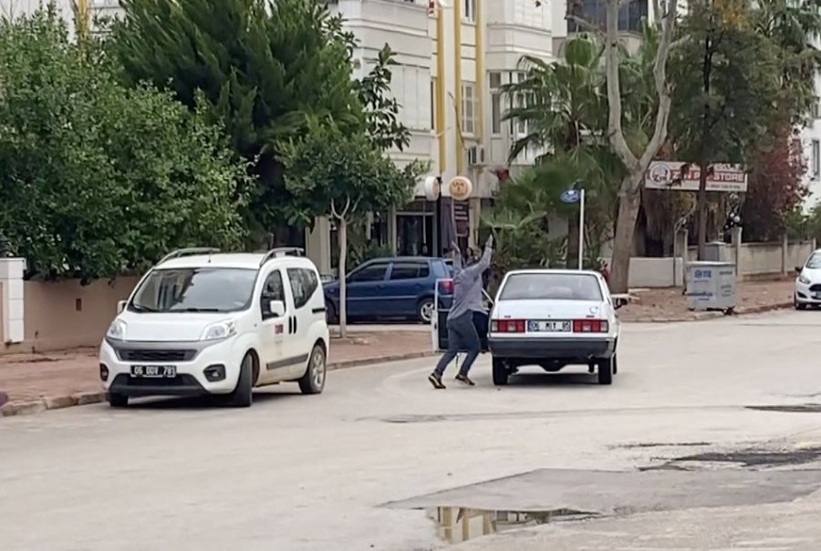 Pazar Yerini Mesken Tuttu, Polis Müdahale Edince Öfkesini Aracından Çıkardı