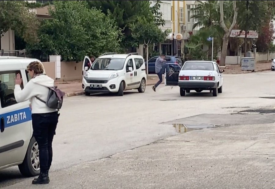 Pazar Yerini Mesken Tuttu, Polis Müdahale Edince Öfkesini Aracından Çıkardı