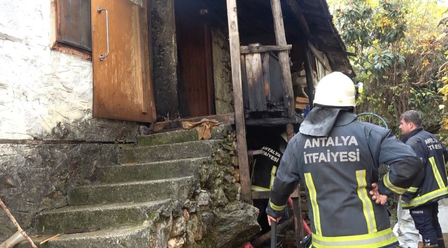 Alanya’da Yaşlı Kadın Alevlerden Son Anda Kurtuldu