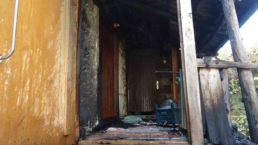 Alanya’da Yaşlı Kadın Alevlerden Son Anda Kurtuldu