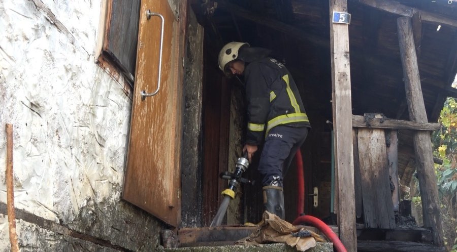 Alanya’da Yaşlı Kadın Alevlerden Son Anda Kurtuldu