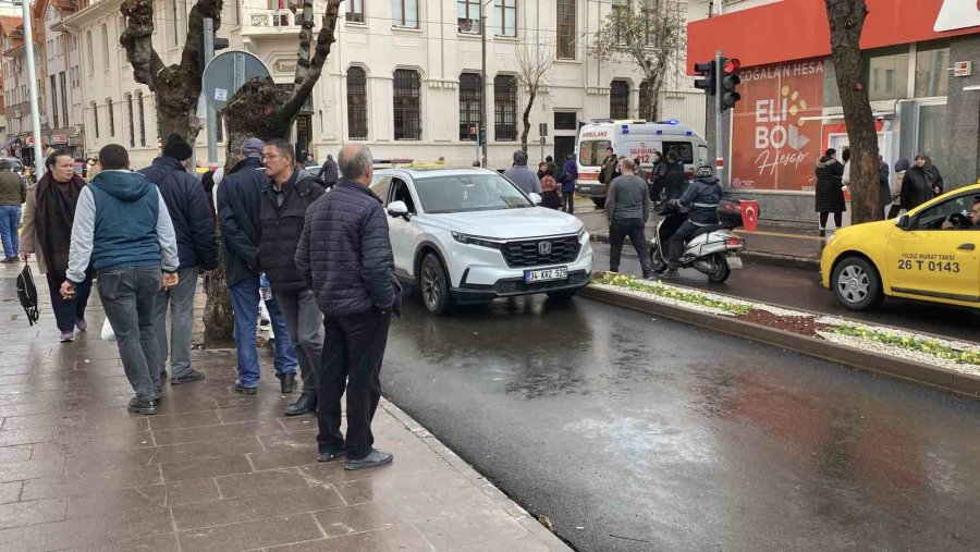 Aracın Aynasının Çarpması Sonucu Yere Düşen Adam Başından Yaralandı