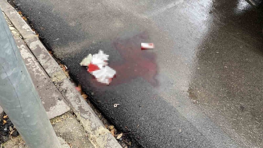 Aracın Aynasının Çarpması Sonucu Yere Düşen Adam Başından Yaralandı