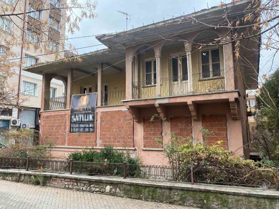 Kent Merkezindeki Metruk Tarihi Bina Merak Konusu Oldu