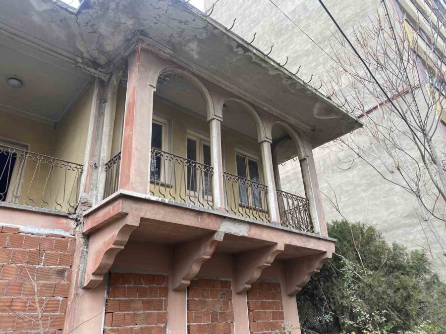 Kent Merkezindeki Metruk Tarihi Bina Merak Konusu Oldu