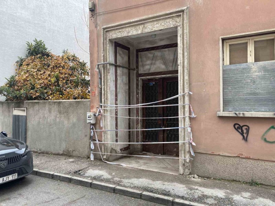 Kent Merkezindeki Metruk Tarihi Bina Merak Konusu Oldu