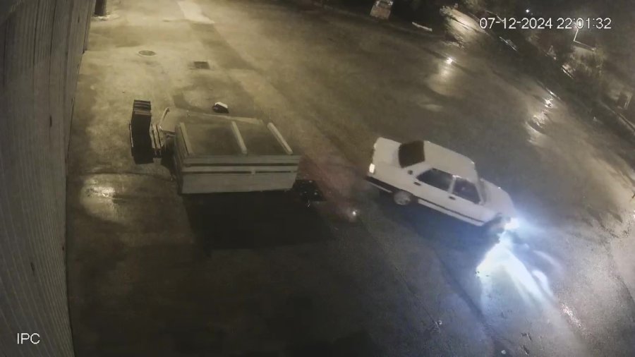 Fiat Tofaş’ın Sulu Drifti Kamerada: 32 Bin Tl Ceza Yedi, İş Yerinin Malzemelerine Çarpıp Kaçtı