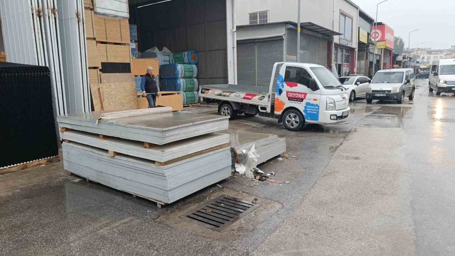 Fiat Tofaş’ın Sulu Drifti Kamerada: 32 Bin Tl Ceza Yedi, İş Yerinin Malzemelerine Çarpıp Kaçtı