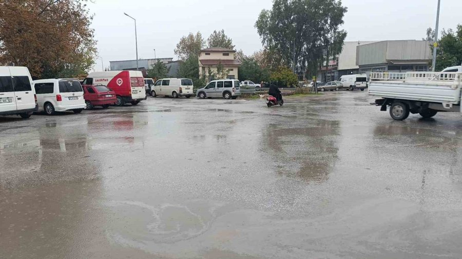 Fiat Tofaş’ın Sulu Drifti Kamerada: 32 Bin Tl Ceza Yedi, İş Yerinin Malzemelerine Çarpıp Kaçtı