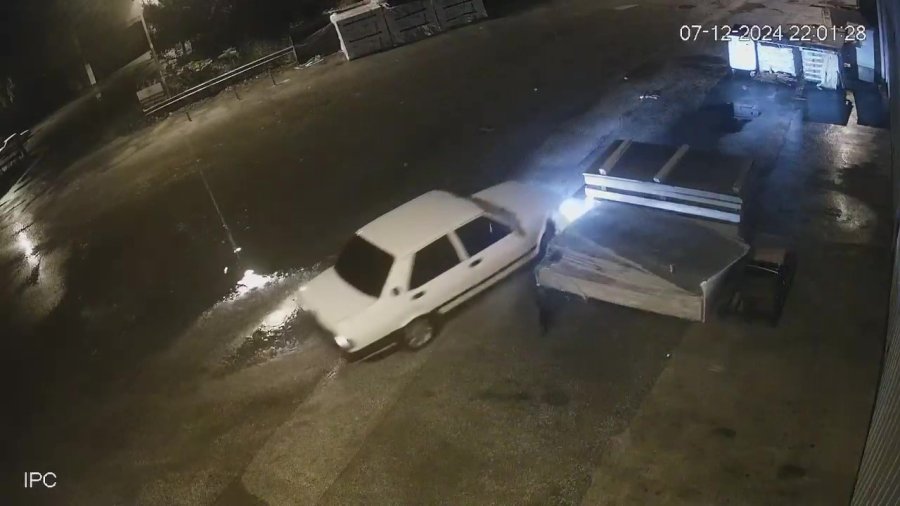 Fiat Tofaş’ın Sulu Drifti Kamerada: 32 Bin Tl Ceza Yedi, İş Yerinin Malzemelerine Çarpıp Kaçtı