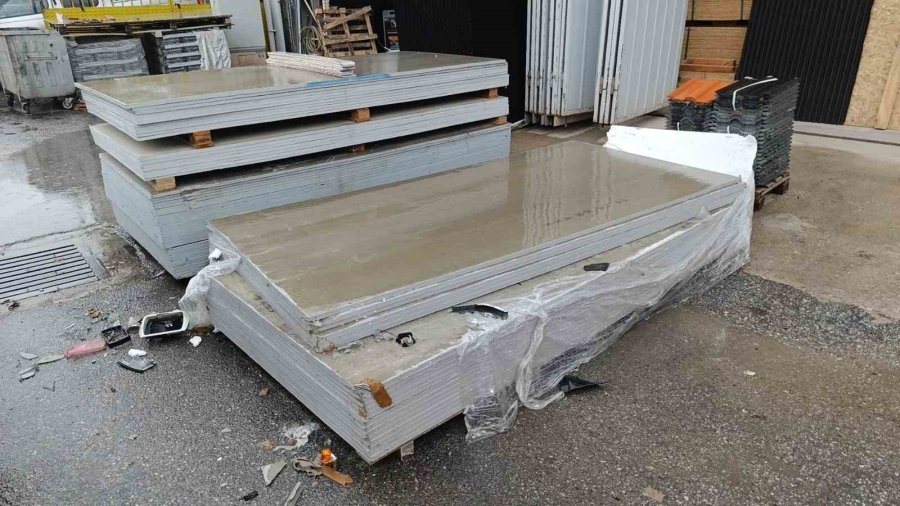 Fiat Tofaş’ın Sulu Drifti Kamerada: 32 Bin Tl Ceza Yedi, İş Yerinin Malzemelerine Çarpıp Kaçtı