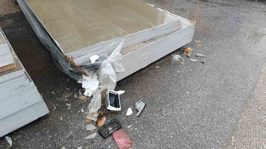 Fiat Tofaş’ın Sulu Drifti Kamerada: 32 Bin Tl Ceza Yedi, İş Yerinin Malzemelerine Çarpıp Kaçtı