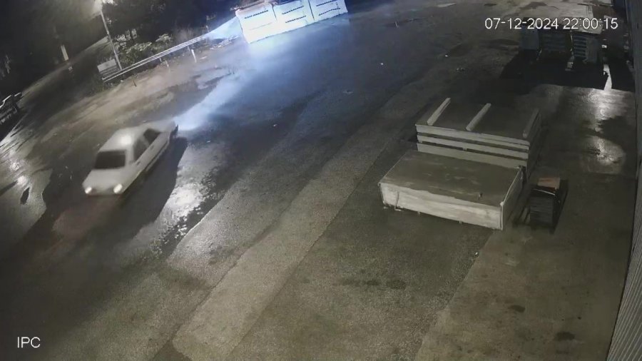 Fiat Tofaş’ın Sulu Drifti Kamerada: 32 Bin Tl Ceza Yedi, İş Yerinin Malzemelerine Çarpıp Kaçtı