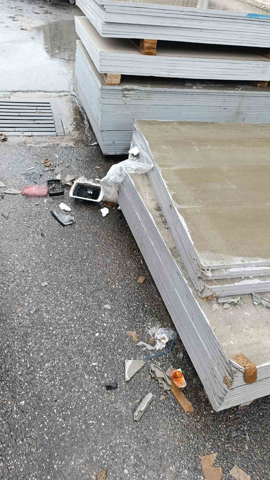 Fiat Tofaş’ın Sulu Drifti Kamerada: 32 Bin Tl Ceza Yedi, İş Yerinin Malzemelerine Çarpıp Kaçtı