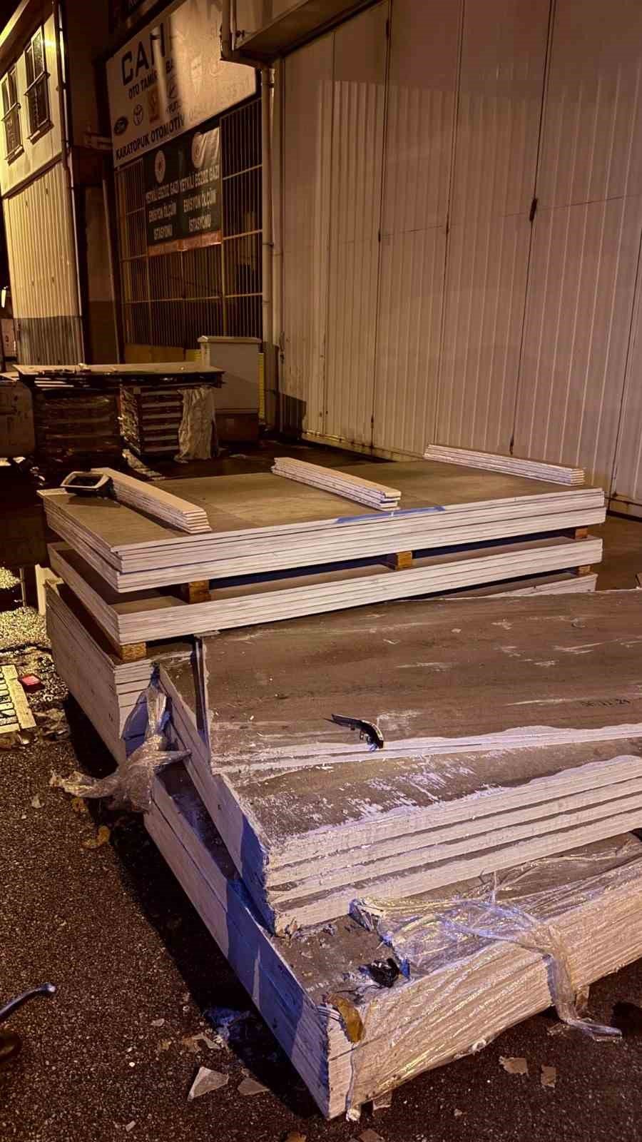 Fiat Tofaş’ın Sulu Drifti Kamerada: 32 Bin Tl Ceza Yedi, İş Yerinin Malzemelerine Çarpıp Kaçtı