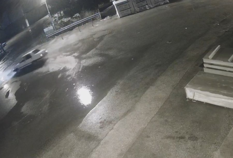 Fiat Tofaş’ın Sulu Drifti Kamerada: 32 Bin Tl Ceza Yedi, İş Yerinin Malzemelerine Çarpıp Kaçtı