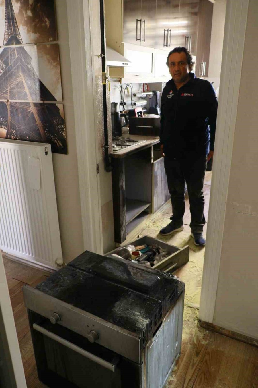 Ağaç Budarken Bütün Mahallenin Elektriğini Kesti, Elektronik Cihazlarını Yaktı