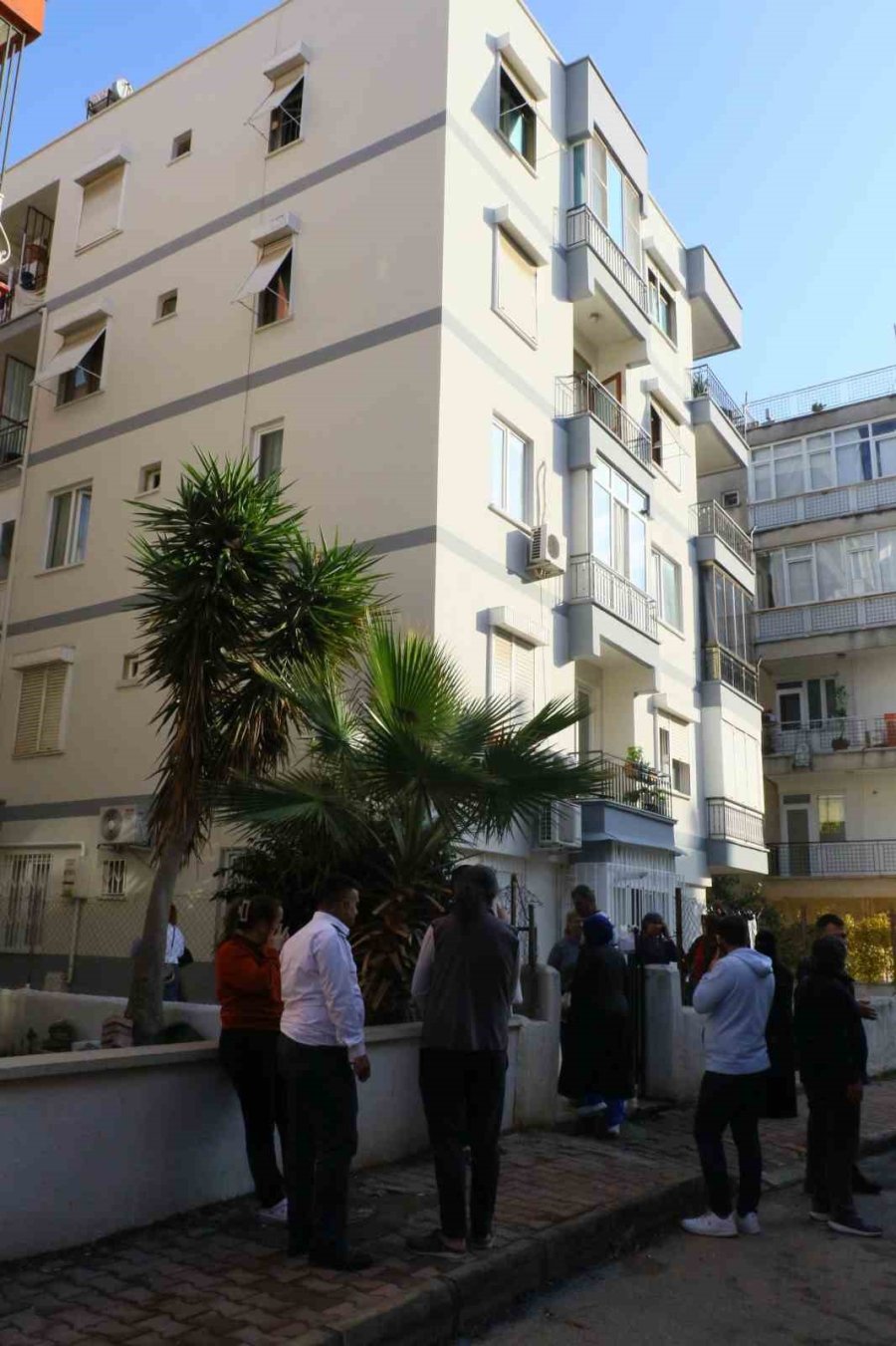 Ağaç Budarken Bütün Mahallenin Elektriğini Kesti, Elektronik Cihazlarını Yaktı