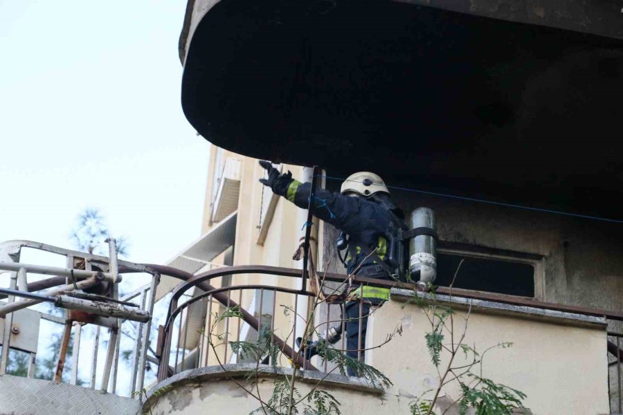 Antalya’da 9 Katlı Binada Korkutan Yangın: 4 Kişi Dumandan Etkilendi