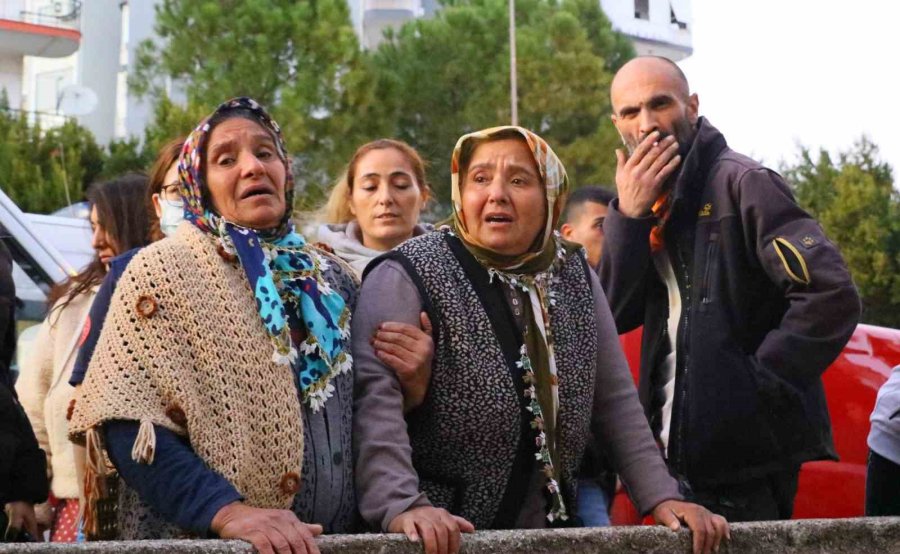 Antalya’da 9 Katlı Binada Korkutan Yangın: 4 Kişi Dumandan Etkilendi