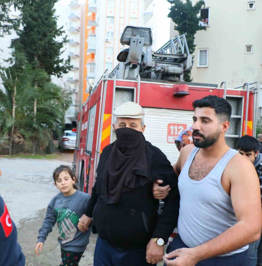 Antalya’da 9 Katlı Binada Korkutan Yangın: 4 Kişi Dumandan Etkilendi