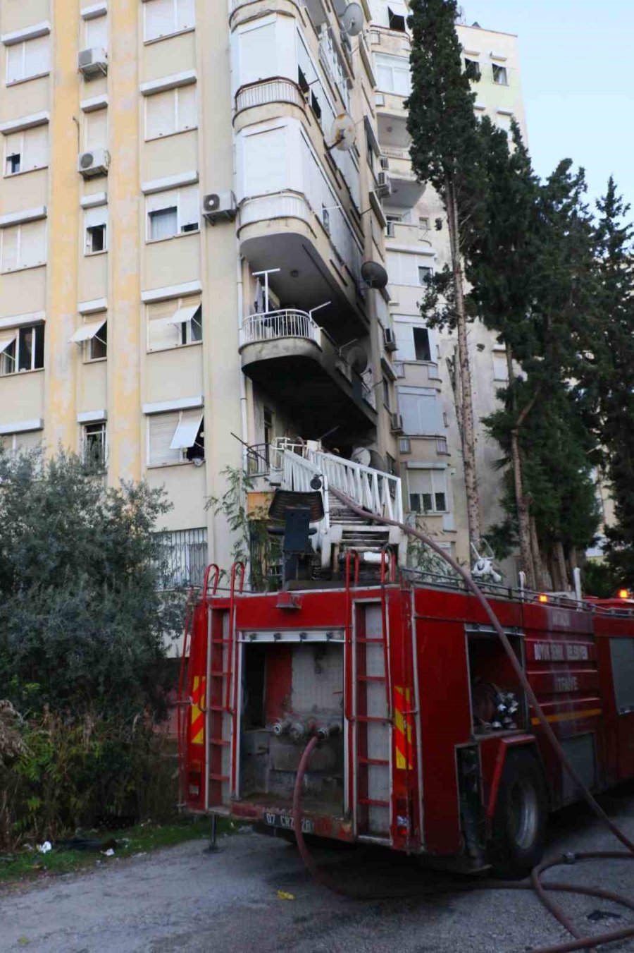 Antalya’da 9 Katlı Binada Korkutan Yangın: 4 Kişi Dumandan Etkilendi