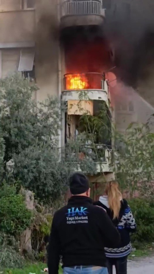 Antalya’da 9 Katlı Binada Korkutan Yangın: 4 Kişi Dumandan Etkilendi