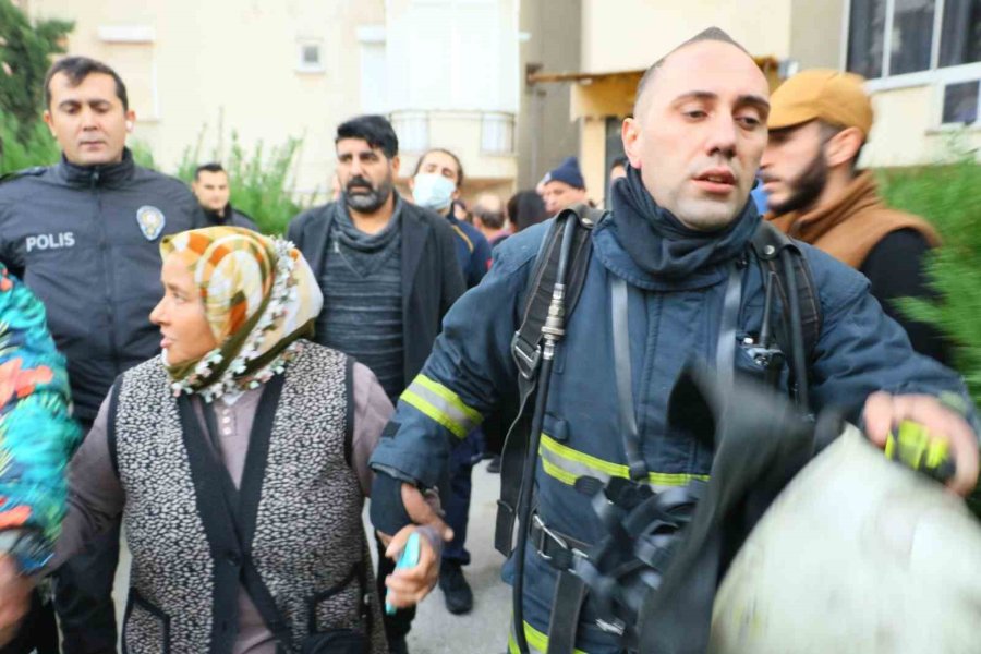 Antalya’da 9 Katlı Binada Korkutan Yangın: 4 Kişi Dumandan Etkilendi