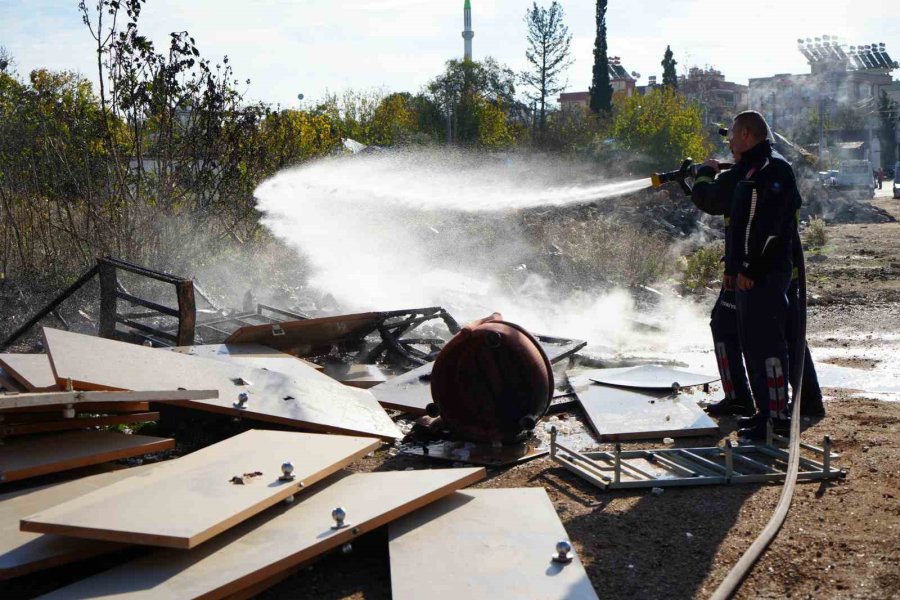 Boş Arazide Yanan Tahta Parçaları Alev Aldı