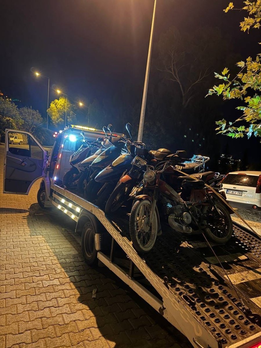 Antalya’da Kurallara Uymayan Motosiklet Sürücülerine Ceza Yağdı