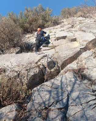 Kayalıklarda Mahsur Kalan 2 Köpek Kurtarıldı