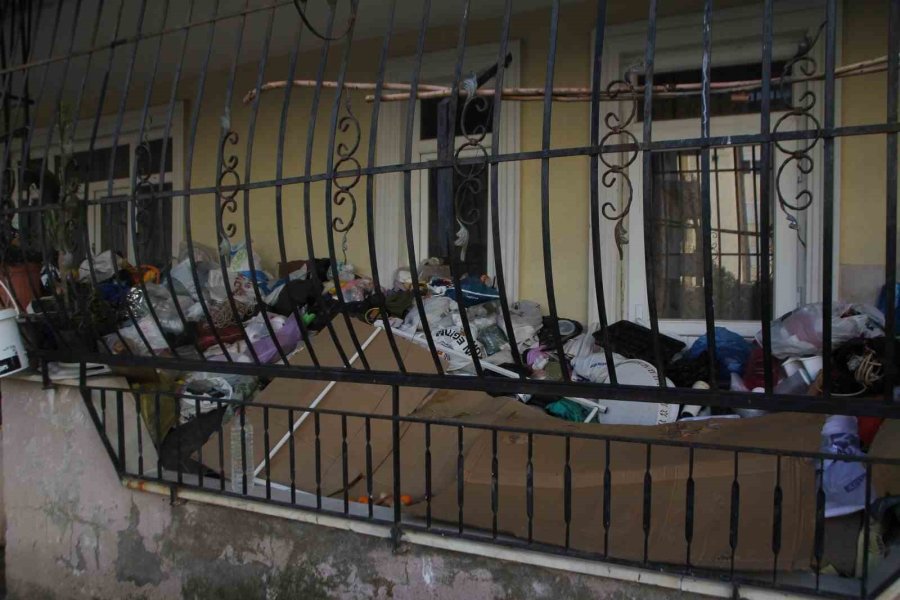 Yaşlı Kadının Evinden 2 Kamyon Dolusu Çöp Çıktı
